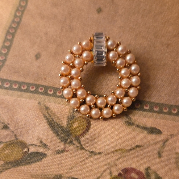 Elegant Pearl and Gold Circle Brooch - Picture 1 of 1